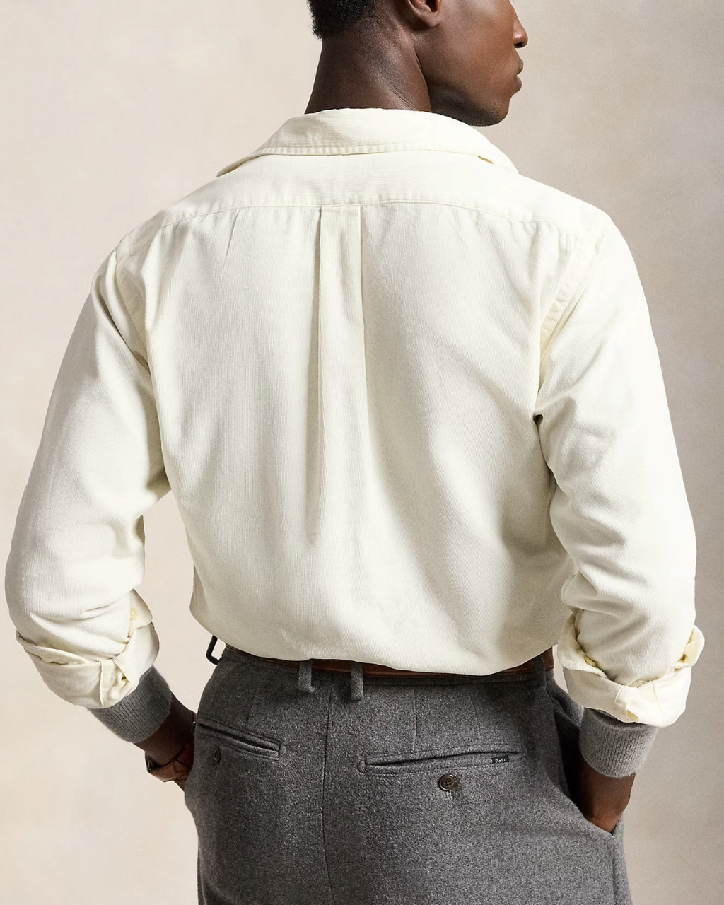 Vue arrière d'un homme portant une chemise Merci Paris Ralph Lauren en velours côtelé crème à coupe ajustée