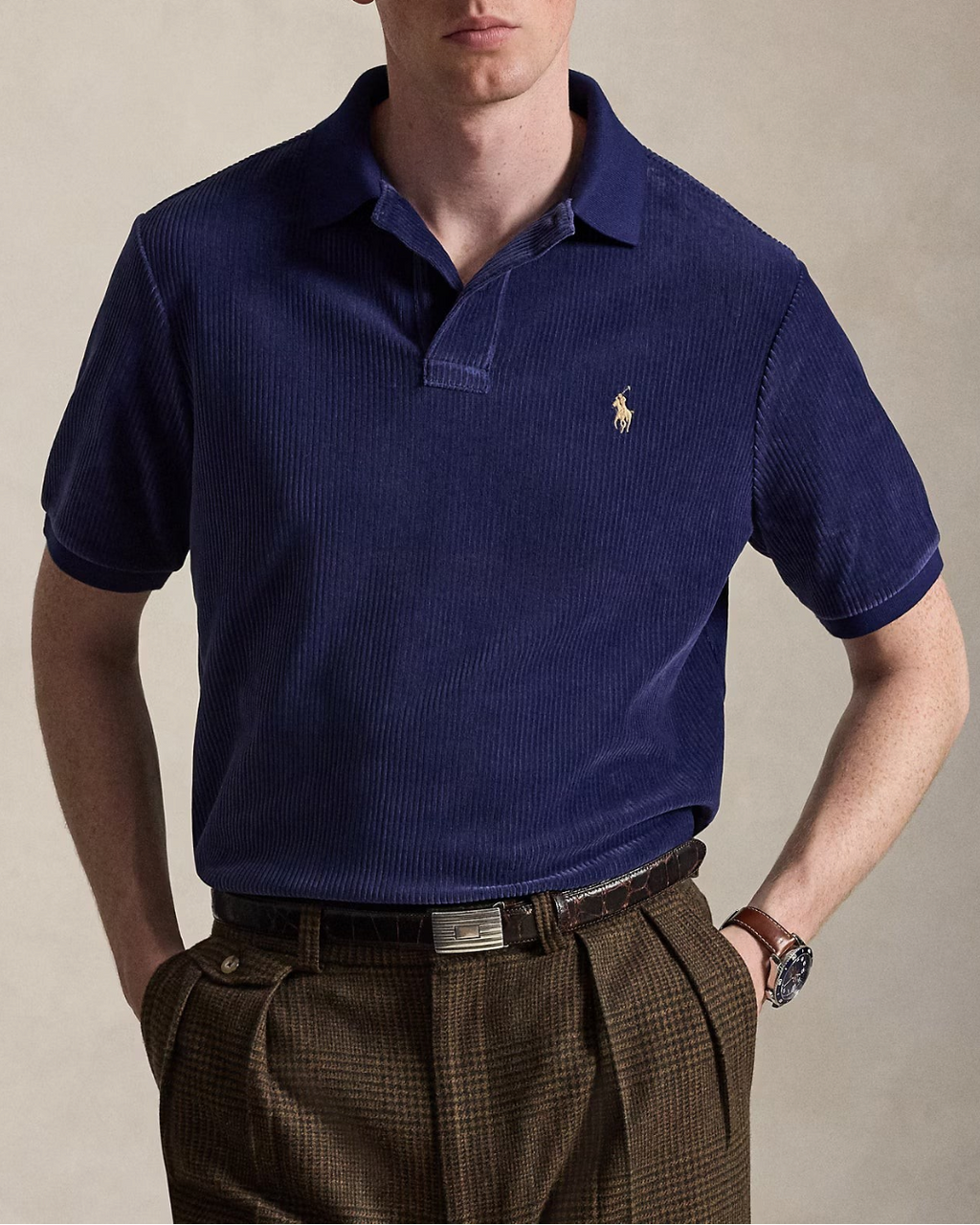 Homme portant un polo Merci Paris Ralph Lauren bleu marine en velours côtelé avec logo brodé et coupe classique