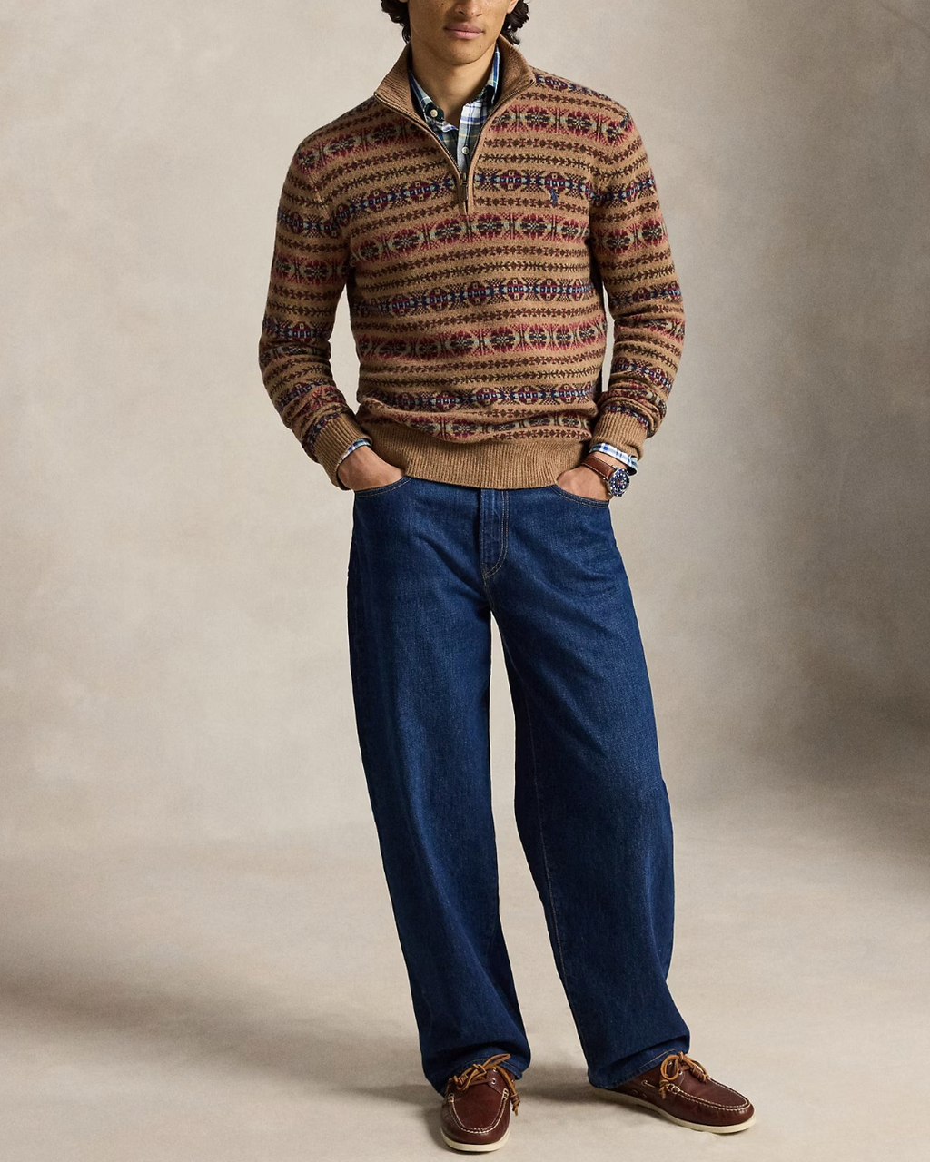 Homme portant un pull Merci Paris Ralph Lauren en laine Fair Isle à col cheminée zippé avec un jean bleu