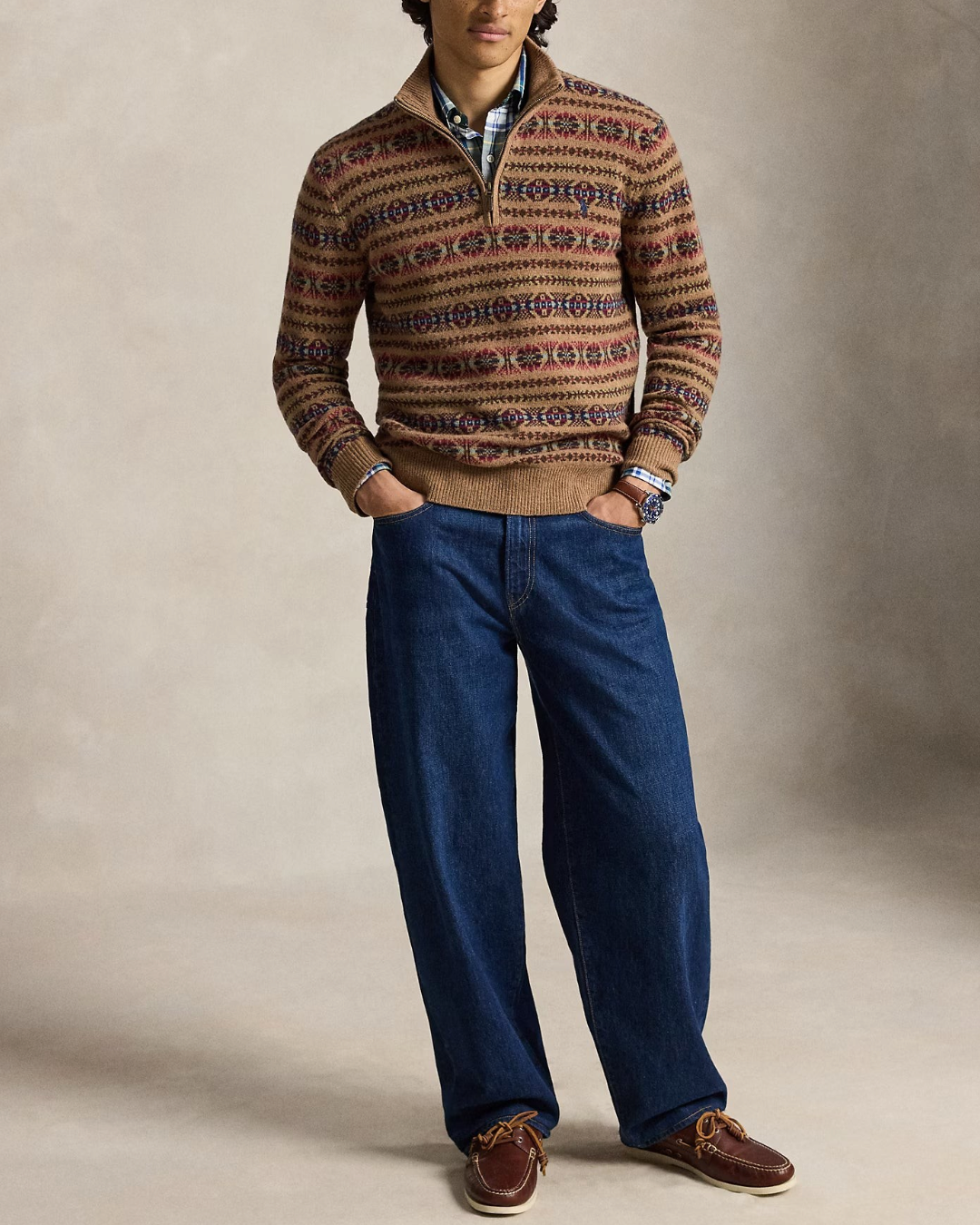 Homme portant un pull Merci Paris Ralph Lauren en laine Fair Isle à col cheminée zippé avec un jean bleu