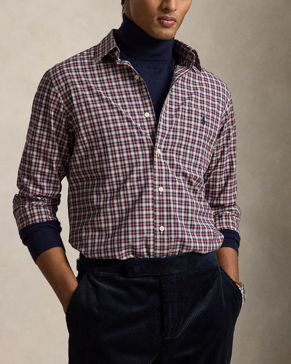 Homme portant une chemise Merci Paris Ralph Lauren en popeline écossaise rouge et crème sur un col roulé bleu marine