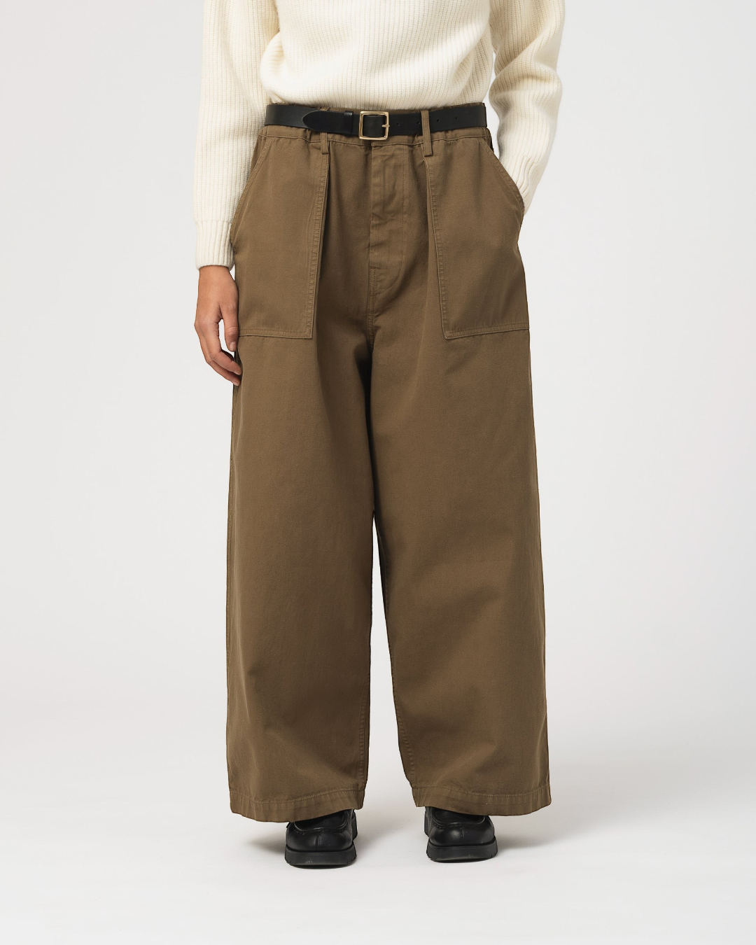Pantalon fatigue Girls Of Dust couleur lizard en coton à jambe large, porté avec une ceinture noire