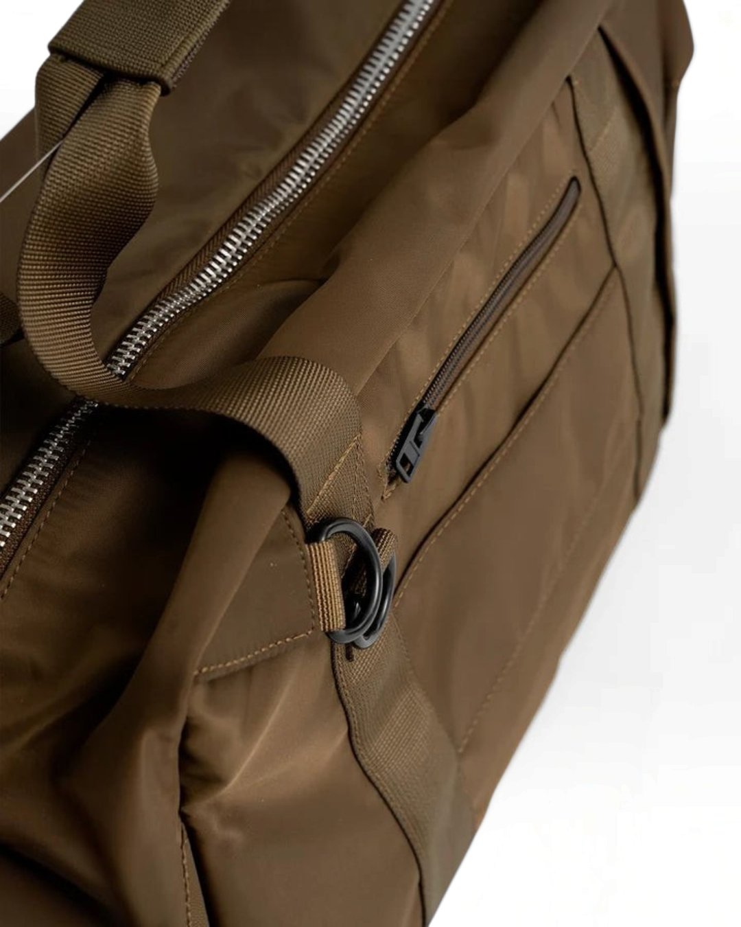 Sac de voyage Merci Paris AY Studios 18L kaki en nylon recyclé résistant à l'eau avec fermeture zippée